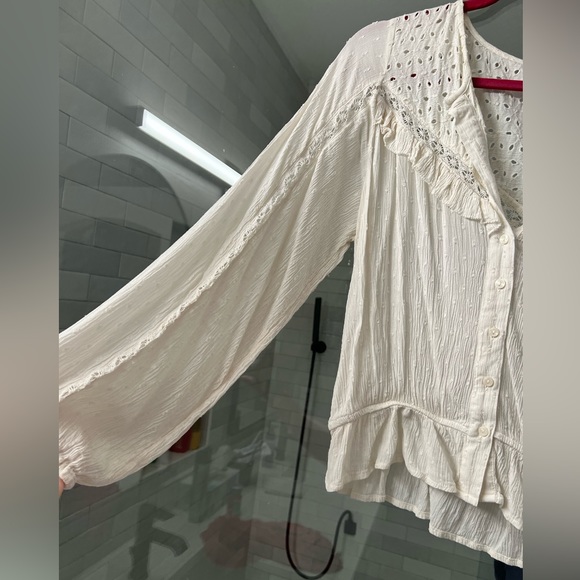 American Eagle Lace Button Up Blouse Like New - Picture 3 of 5